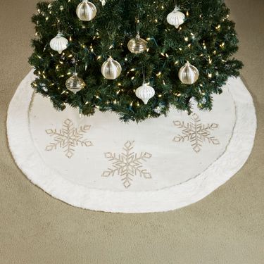 Beaded Snowflake Tree Skirt Off WhiteImage