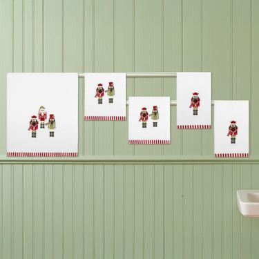 Peppermint Nutcracker Bath Towel Set Red/Green Bath Hand FingertipImage
