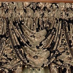 Bradshaw Black Waterfall Valance 49 x 33