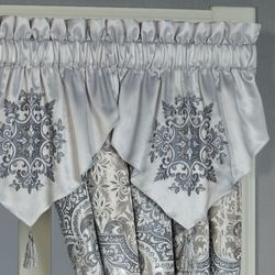 Lyra Embroidered Ascot Valance Platinum 40 x 20