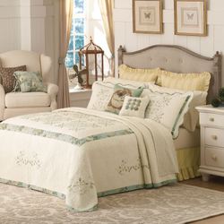 Vintage Treasure Bedspread Light Cream